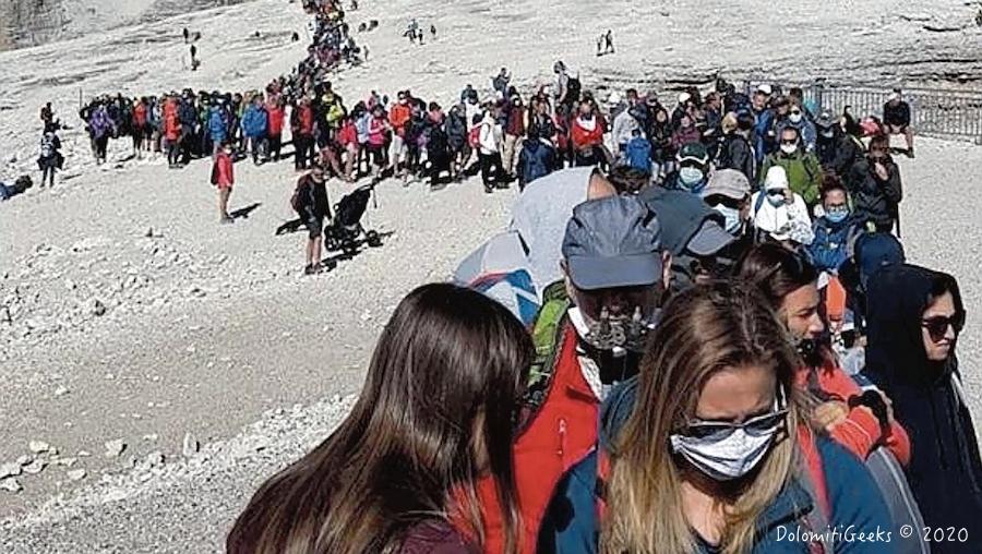 Faire la queue sur les sentiers