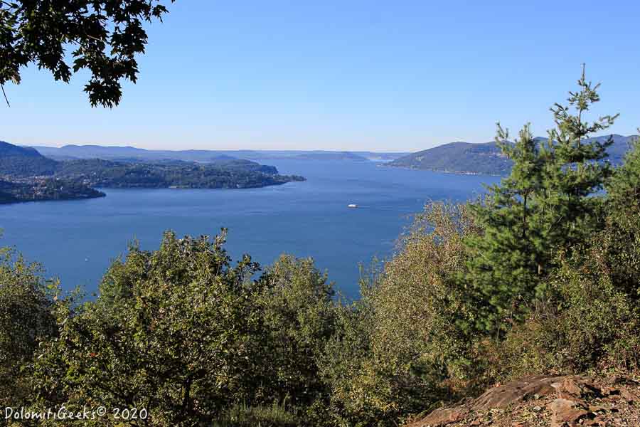 Vue sur le lac depuis un sentier