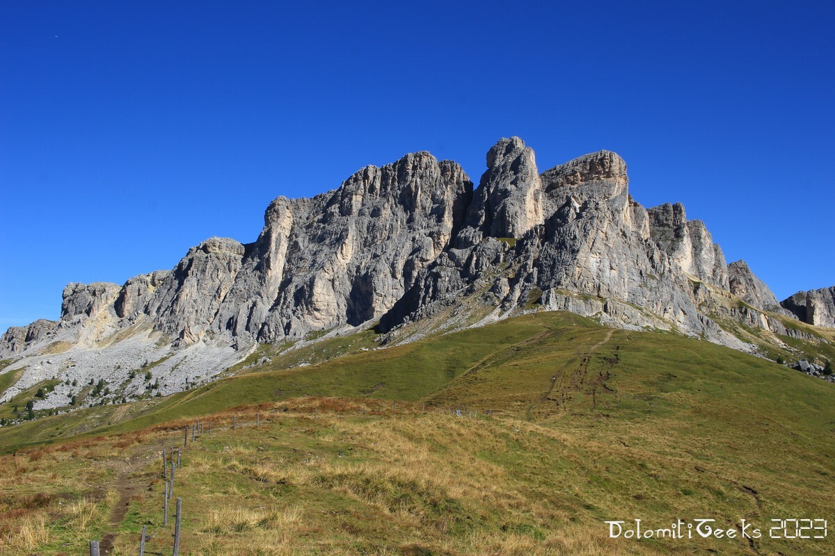 Sentier en descente, au fond : Alleghe